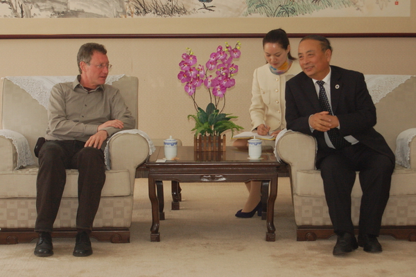 dr.martens与任继长校长亲切交流