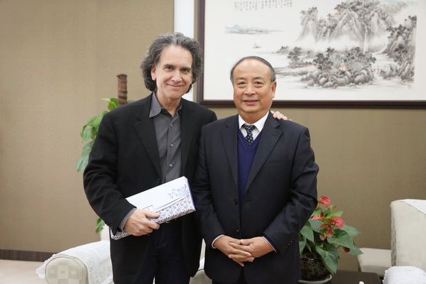 巴菲特先生与任继长校长合影